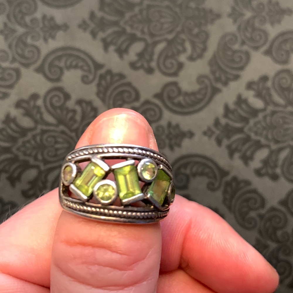 Light peridot stone costume ring